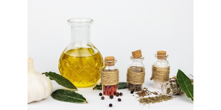 What's the difference between vegetable oils and essential oils